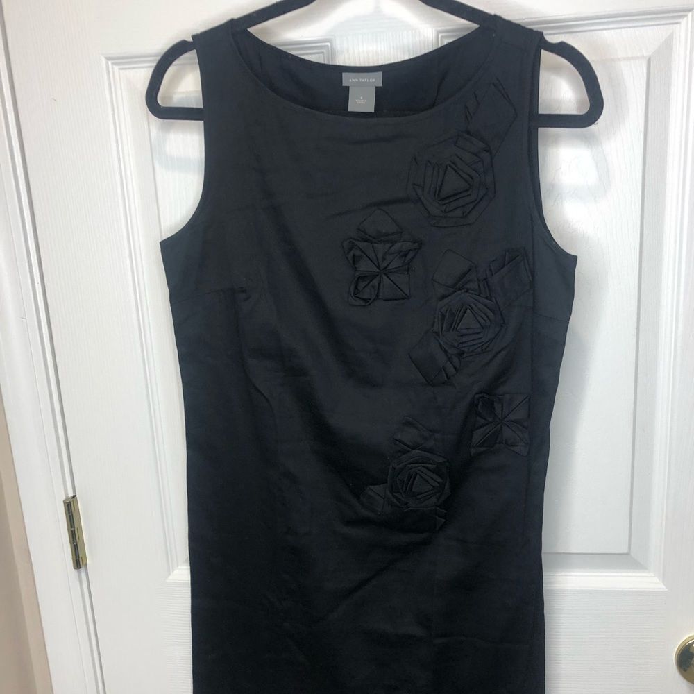 Ann Taylor black sleeveless dress with fabric flowers, size 6